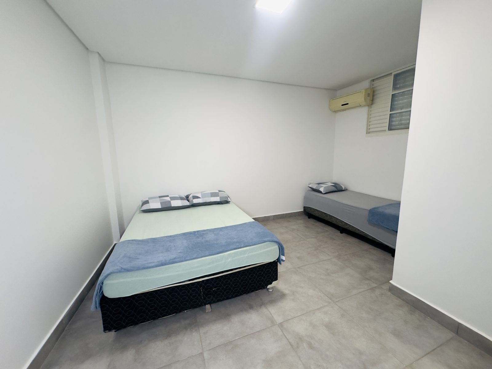 Quarto triplo com cama de casal e cama de solteiro