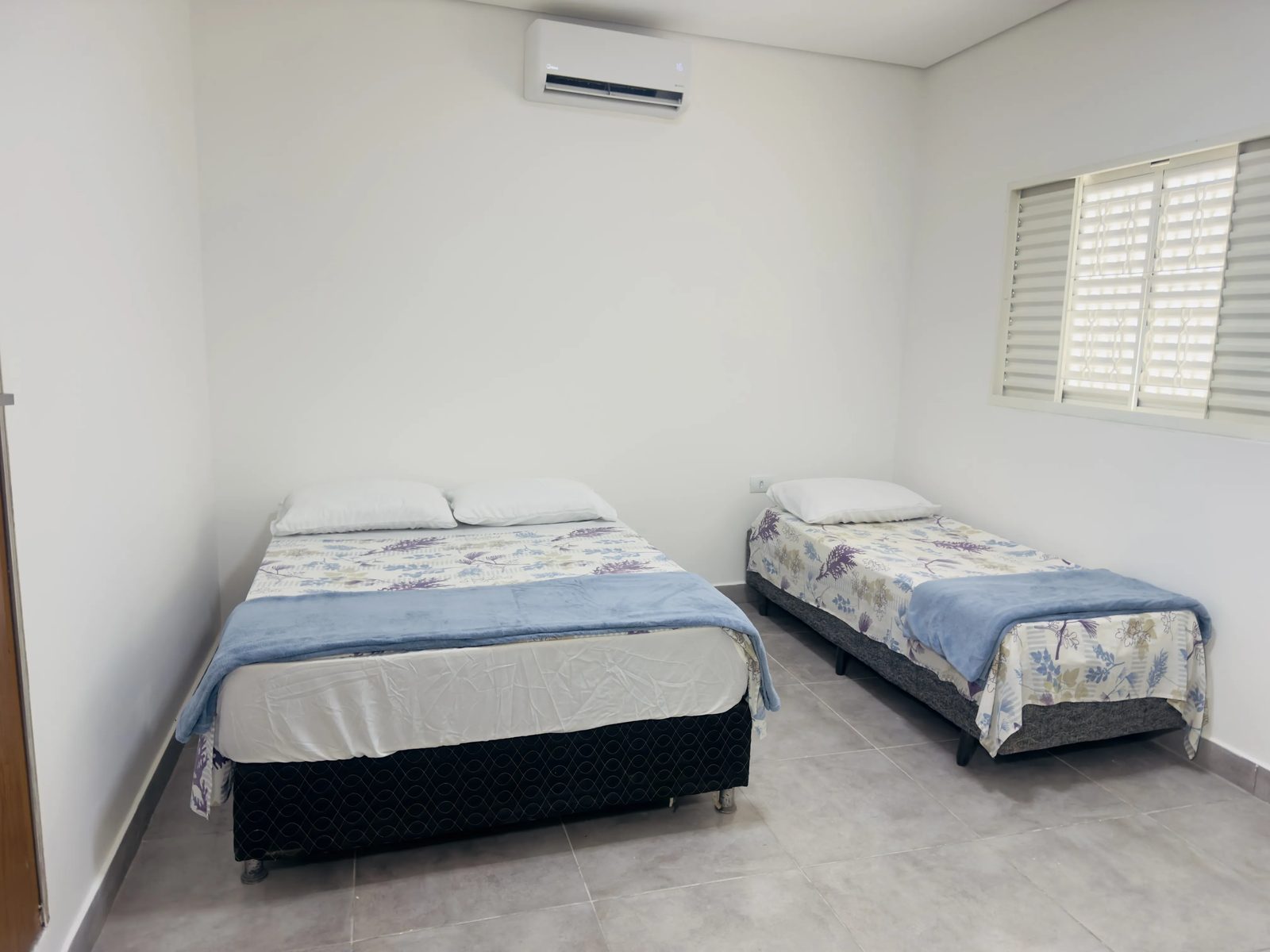Quarto duplo com cama de casal e cama de solteiro